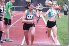 Staffel 3 x 800 m WJ U20 Finja Lange übergibt an Schlussläuferin Jana Hoffmann