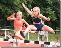 Veronique Quednau (links) und Marie   Dehning (rechts) beim Hürdensprint